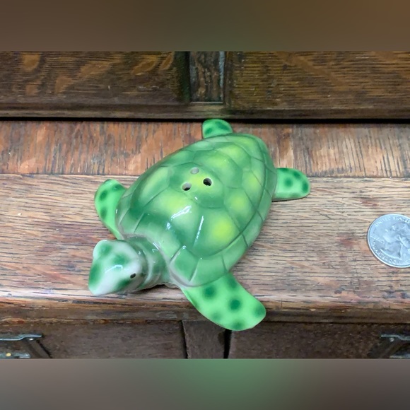 Vintage Green Glazed Ceramic Figural Turtle Shaped Salt Pepper Shaker Figurine - Picture 14 of 14